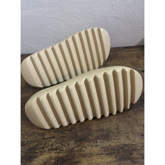 Men’s Size 4 Adidas Yeezy Desert Sand Slide - Picture 6 of 7